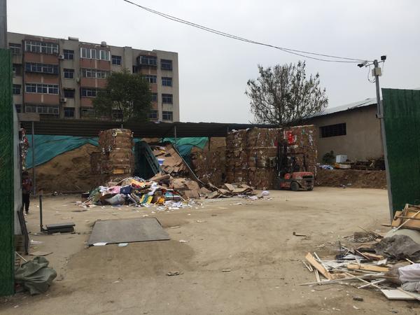 郑州闹市区里，怎么冒出来个废品收购站?