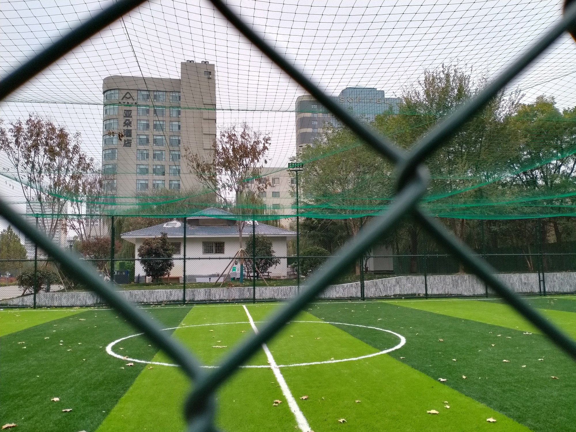 预约手续繁琐，郑州一新建足球场成摆设?