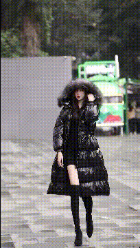 ?大胸妹子动图：大灯有点亮，闪瞎了我的眼！