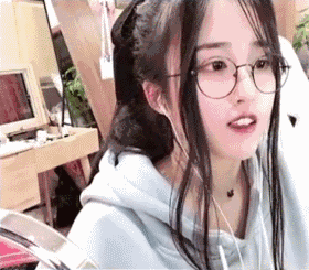 伸懒腰时的女孩好看