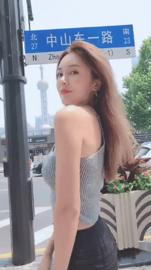 gif美女图：伴娘再多再漂亮，新娘还是独占风头