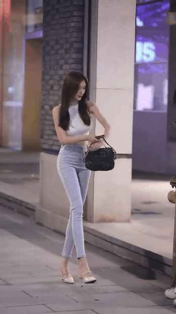性感妹子动态图：这椰子汁一看就想喝！