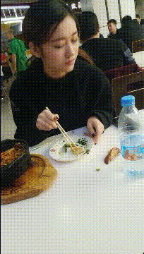美女内涵动图：先来一段热舞暖场！