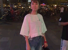 搞笑gif趣图：抖胸谁不会啊！