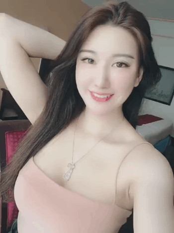 性感姑娘动图：走开，让我过去打开电脑玩会游戏！