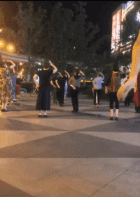 性感姑娘动图：走开，让我过去打开电脑玩会游戏！