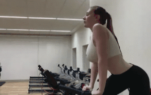 性感姑娘动图：走开，让我过去打开电脑玩会游戏！