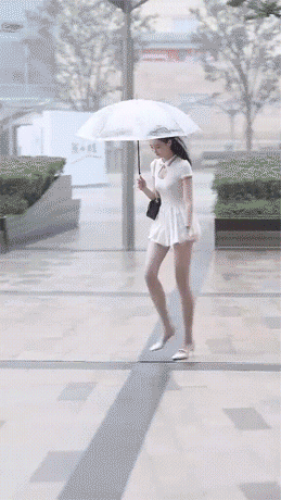 性感姑娘动图：走开，让我过去打开电脑玩会游戏！