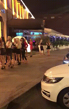 性感姑娘动图：走开，让我过去打开电脑玩会游戏！