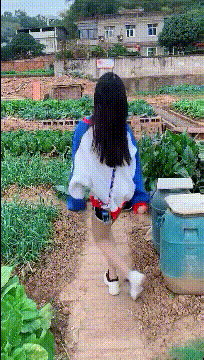 性感姑娘动图：走开，让我过去打开电脑玩会游戏！