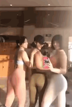 性感姑娘动图：走开，让我过去打开电脑玩会游戏！