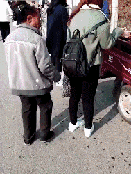 太沙雕了的gif图片：南方雪人靠抢，大意失雪人！