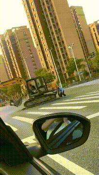 太沙雕了的gif图片：南方雪人靠抢，大意失雪人！