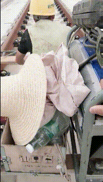 太沙雕了的gif图片：南方雪人靠抢，大意失雪人！