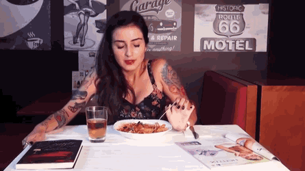 美女邪恶图GIF：看来还没有见识过我真正的坏！