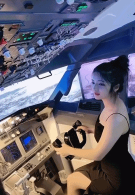 飞行员刚好是一位美女，那就更加吸引眼球了