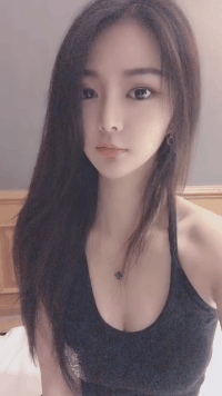 妹纸GIF图片：瑜伽球的作用看来还不少呢？