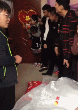 搞笑动图：熊孩子这眼神，长大了有前途