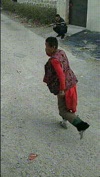 搞笑动图：熊孩子这眼神，长大了有前途