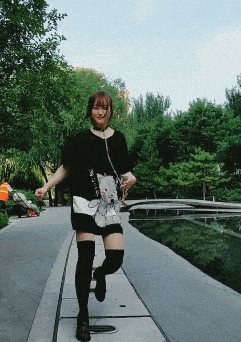 好看的妹子动图：女超人，快来救我，我上火了！