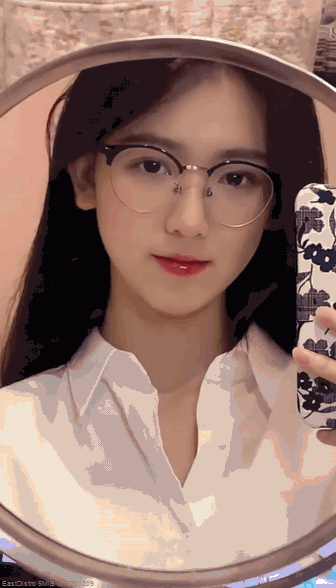 好看的妹子动图：女超人，快来救我，我上火了！