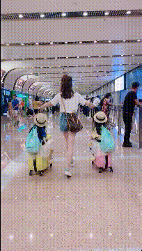 好看的妹子动图：女超人，快来救我，我上火了！