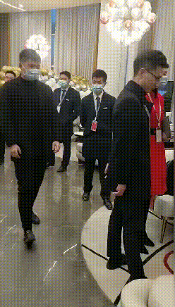 爆好笑的动图：二师兄，你也太不经撩了！