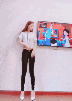 邪恶妹子图GIF：喝前摇一摇，睡前扭一扭！