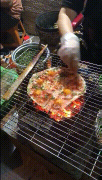 搞笑GIF图片：兄弟这天霜拳练的不错呀，一拳居然能打出冰来