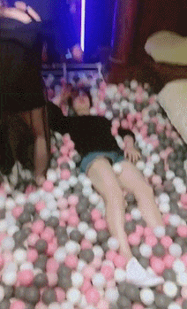 搞笑GIF图片：兄弟这天霜拳练的不错呀，一拳居然能打出冰来