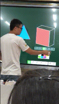 搞笑GIF图片：兄弟这天霜拳练的不错呀，一拳居然能打出冰来