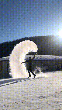 搞笑GIF图片：兄弟这天霜拳练的不错呀，一拳居然能打出冰来