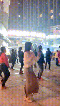 身材棒棒的美眉GIF：很喜欢笑的妹子！
