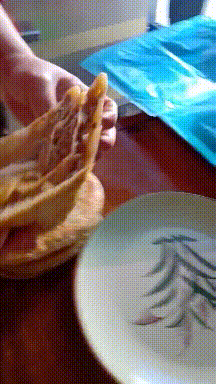 搞笑动态图：活了三十年，今天终于被猪拱了