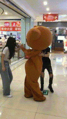 搞笑动态图：活了三十年，今天终于被猪拱了
