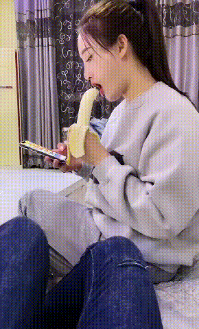 搞笑动态图：活了三十年，今天终于被猪拱了