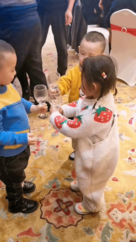 搞笑动态图：活了三十年，今天终于被猪拱了