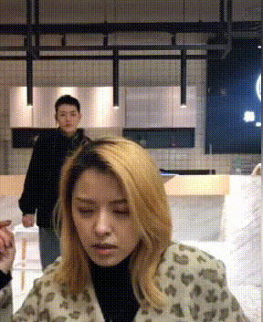 值得看的妹子动图：请脑补妹子纹身剩余的字