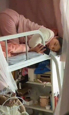 值得看的妹子动图：请脑补妹子纹身剩余的字