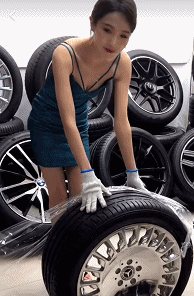 美美的美女动图：连卖轮胎都是美女经济了