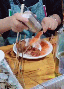 最内涵的美女动图：赶紧给我听听，我心脏扑通扑通的！