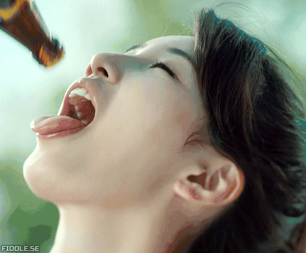 最内涵的美女动图：赶紧给我听听，我心脏扑通扑通的！