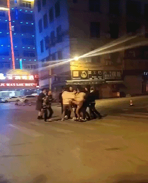 内涵美女动图：她一定是馋了！