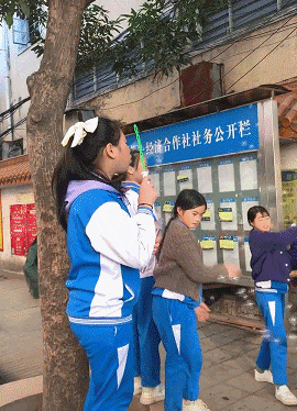 内涵美女动图：她一定是馋了！