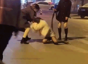 内涵美女动图：她一定是馋了！