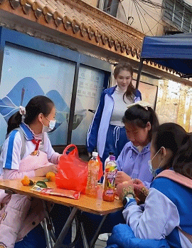 内涵美女动图：她一定是馋了！