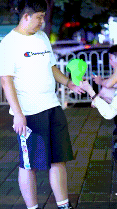 邪恶动态美女图：烈焰红唇！很是性感！