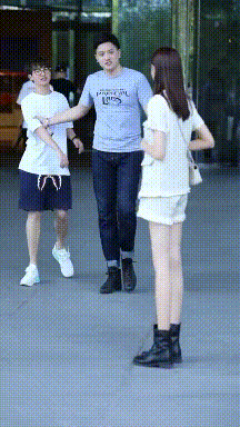 浪女GIF：今天不只风大，浪也挺大的！