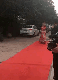 搞笑动态图片:领结婚证回家的路,还是拿结婚证离婚的路!