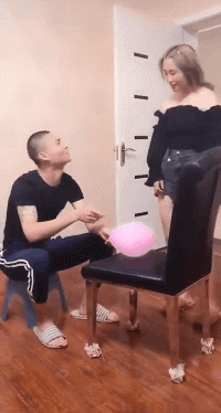 搞笑动态图片:领结婚证回家的路,还是拿结婚证离婚的路!